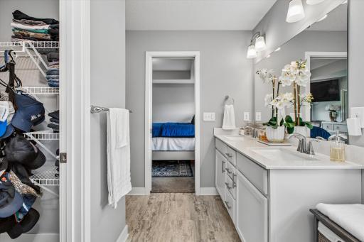 En-suite with dual sinks