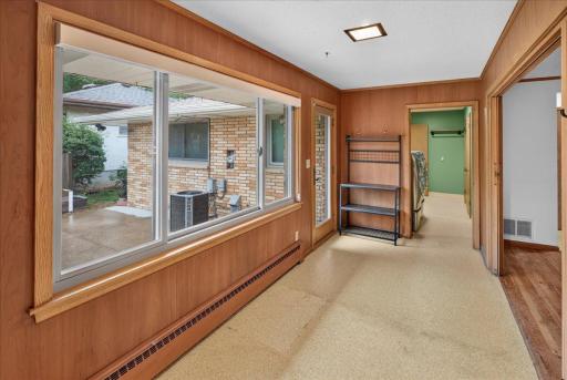 781 Iowa Avenue E, Saint Paul, MN 55106