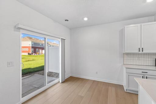 Sharing a convenient layout with the kitchen, the dining room makes it a breeze to serve piping-hot meals straight off the stove and host delicious meals of all sizes on the dinner table.