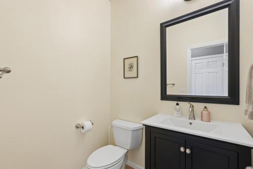 Main level 1/2 bath