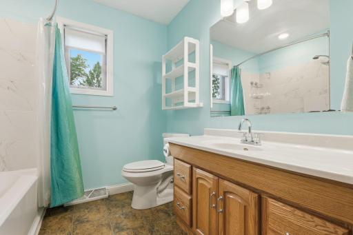 Main floor full bathroom