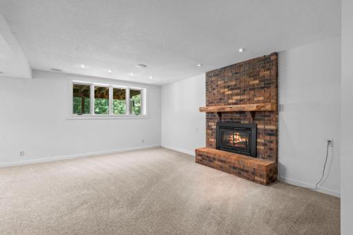 3404 Owasso St Recessed Lighting , Gas Fireplace with blower