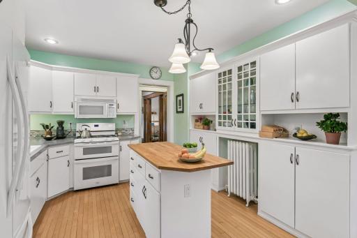 Spacious kitchen w/function center island!