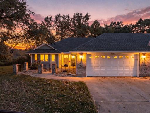 3-web-or-mls-1053_Royal_Court_Shoreview_TW_002.jpg