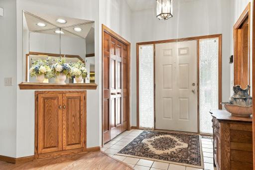 7-web-or-mls-1053_Royal_Court_Shoreview_06946.jpg