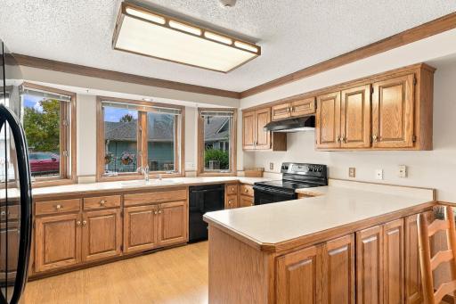 8-web-or-mls-1053_Royal_Court_Shoreview_06951.jpg