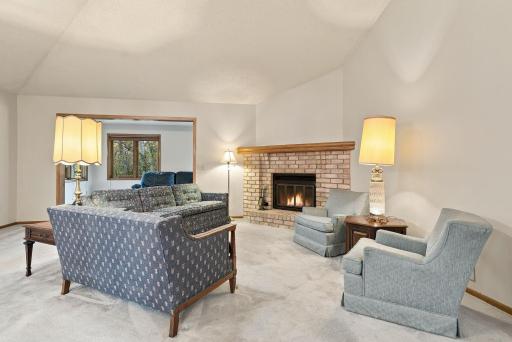 24-web-or-mls-1053_Royal_Court_Shoreview_07021.jpg