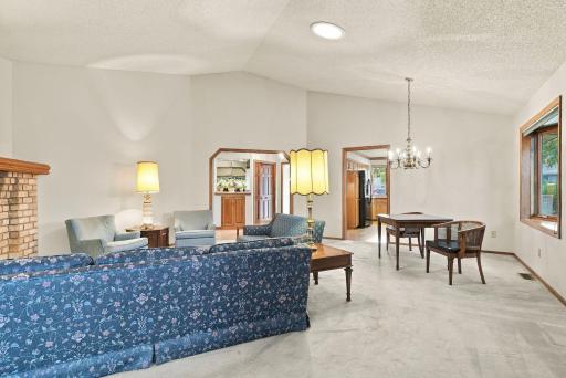 26-web-or-mls-1053_Royal_Court_Shoreview_07031.jpg