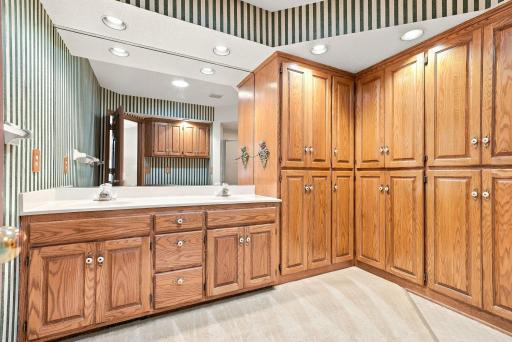 41-web-or-mls-1053_Royal_Court_Shoreview_07106.jpg