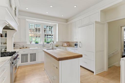 2308 W Lake Of The Isles Parkway, Minneapolis, MN 55405
