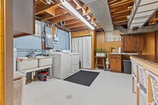 Nice sized laundry room with utility sink