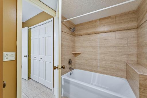 2445 Londin Lane E, 202, Maplewood, MN 55119