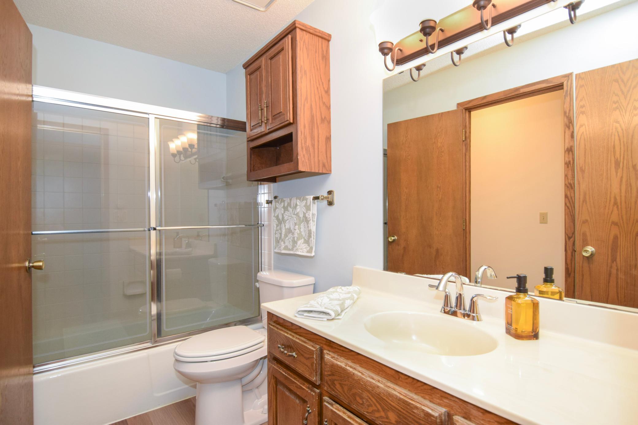 Upper Level Full Bath.