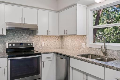 15001 Oakland Avenue S, Burnsville, MN 55306