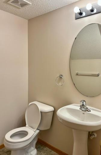 Main floor 1/2 bath