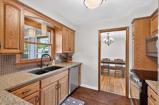 Granite countertops & stainless steel appliances