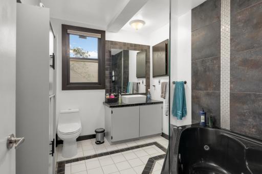 Large main-floor bath w/ jetting soaking tub