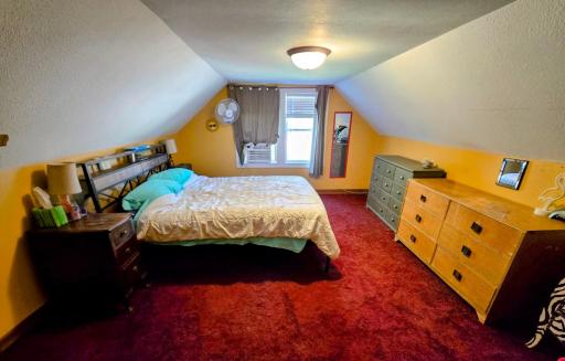 East bedroom 13x16'5
