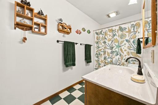 2nd Floor Full Bathroom