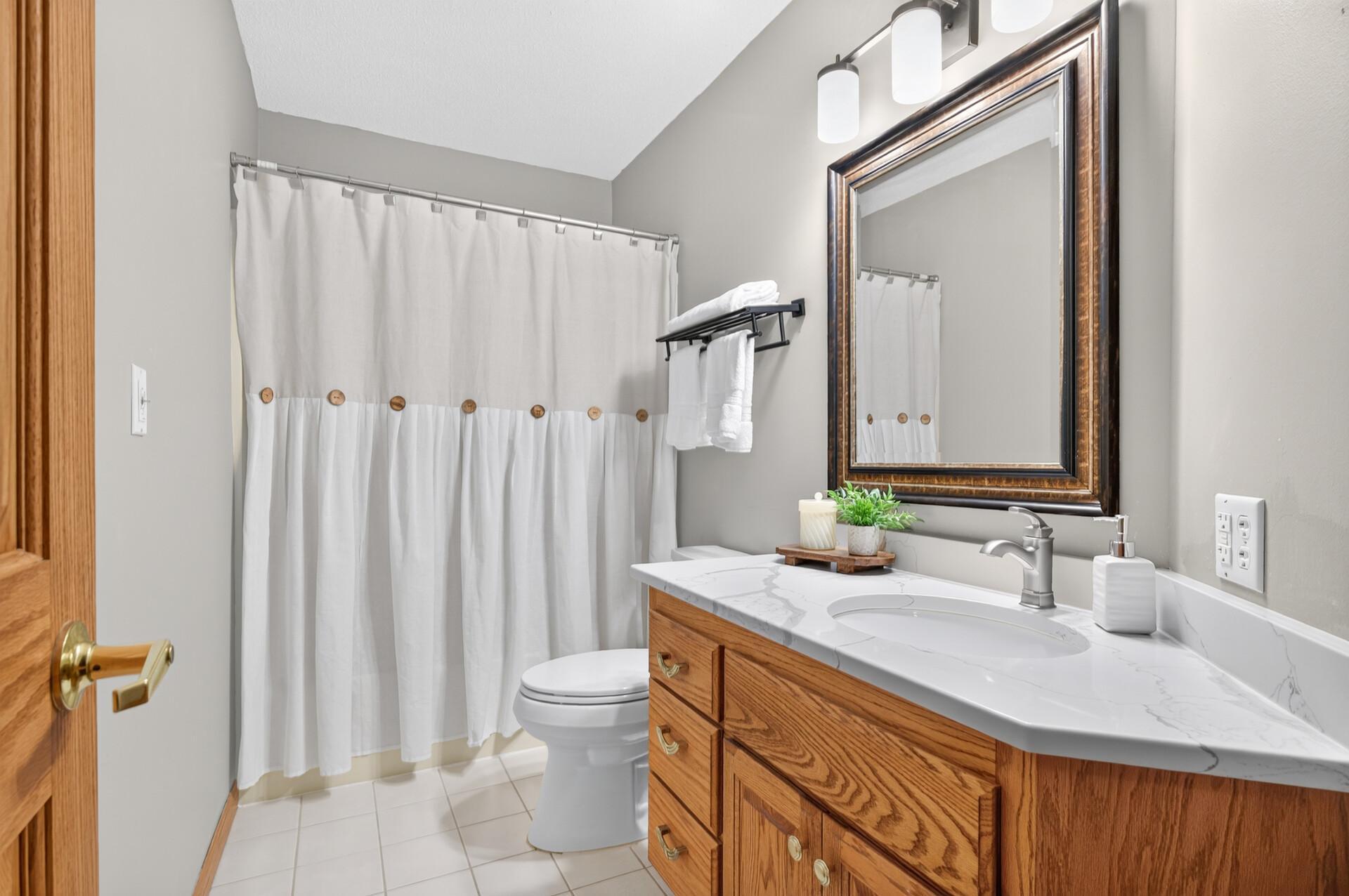 Full main level common bath