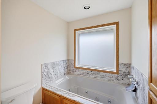 11072 190th ave nw primary bath jetted tub.jpg