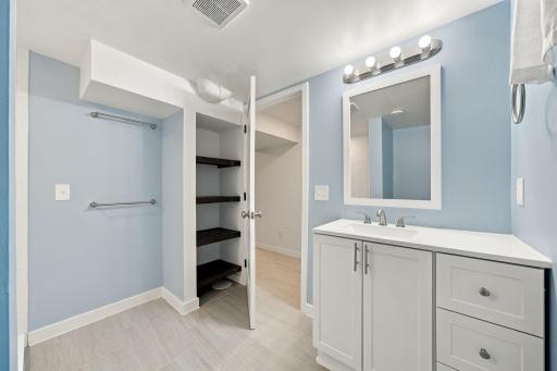 22-web-or-mls-5549 Emerson Ave S-17.jpg