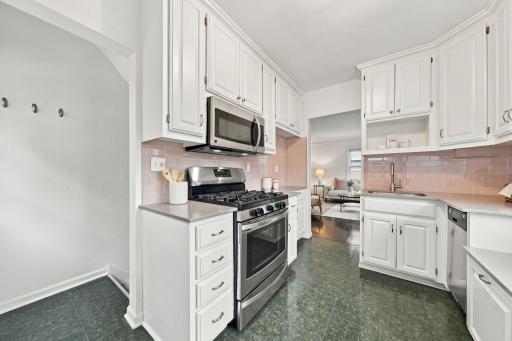 8-web-or-mls-5549 Emerson Ave S-8.jpg
