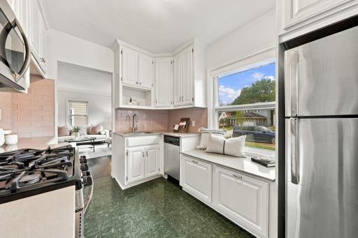 9-web-or-mls-5549 Emerson Ave S-9.jpg