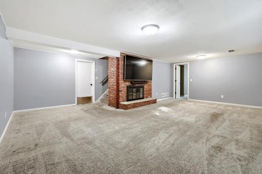 3523 Arbor Ln - Print Quality - 020 - 20 Family Room.jpg