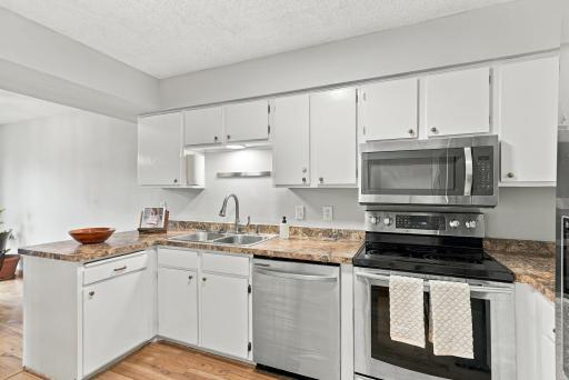 24-web-or-mls-13642_Knox_Drive_Burnsville_00796.jpg