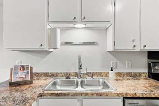 23-web-or-mls-13642_Knox_Drive_Burnsville_00791.jpg