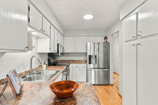 21-web-or-mls-13642_Knox_Drive_Burnsville_00776.jpg