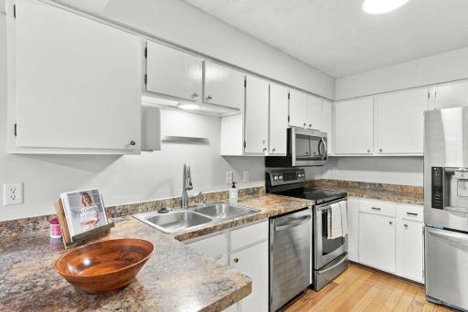 22-web-or-mls-13642_Knox_Drive_Burnsville_00781.jpg