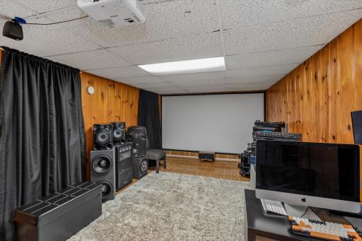 Large space to fit various furniture arrangements