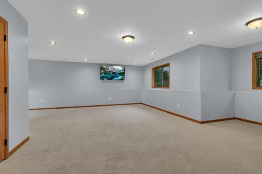 There are two versatile nooks measuring approximately 6' x 9' and 10' x 11.7' in the family room. Maybe a great play spaces for the kids or areas to set up hobby/crafting stations.