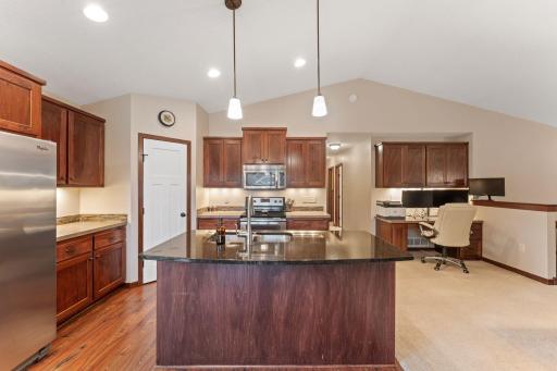 Spacious kitchen w/pantry