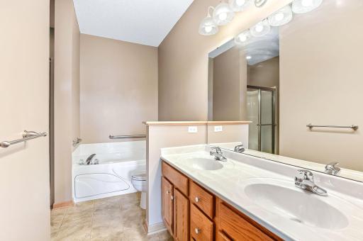 536 Holly Lane N, Oakdale, MN 55128