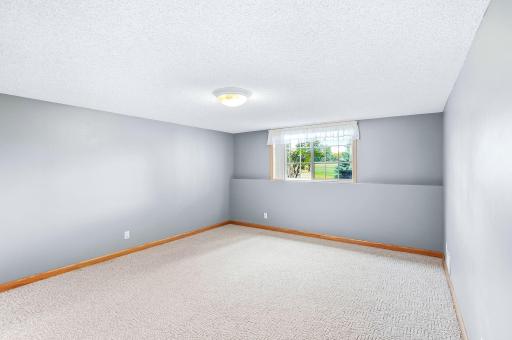536 Holly Lane N, Oakdale, MN 55128