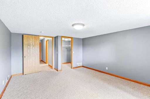 536 Holly Lane N, Oakdale, MN 55128