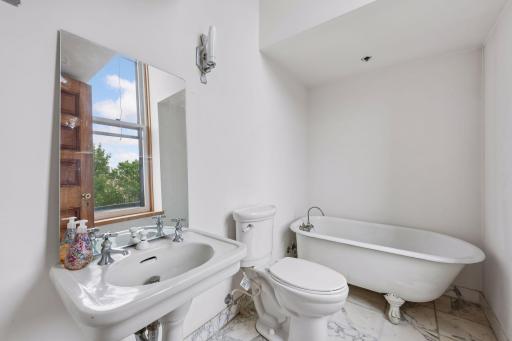213 1/2 Washington Avenue N, Minneapolis, MN 55401