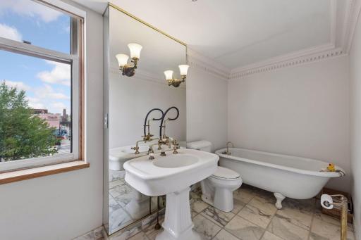 213 1/2 Washington Avenue N, Minneapolis, MN 55401