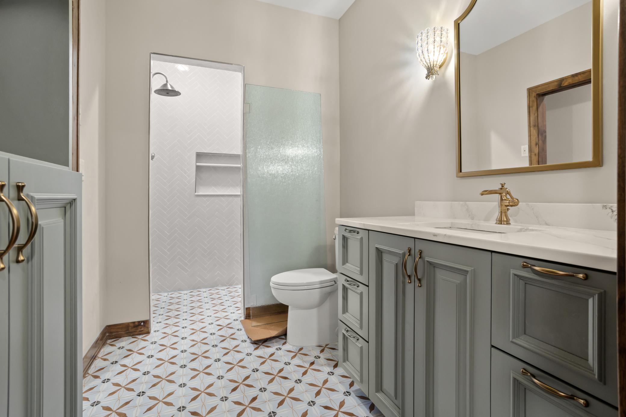 2nd bedroom en suite bathroom