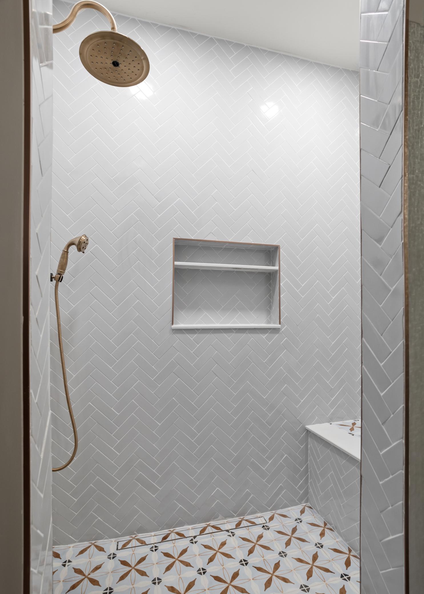 Walk in shower en suite bathroom