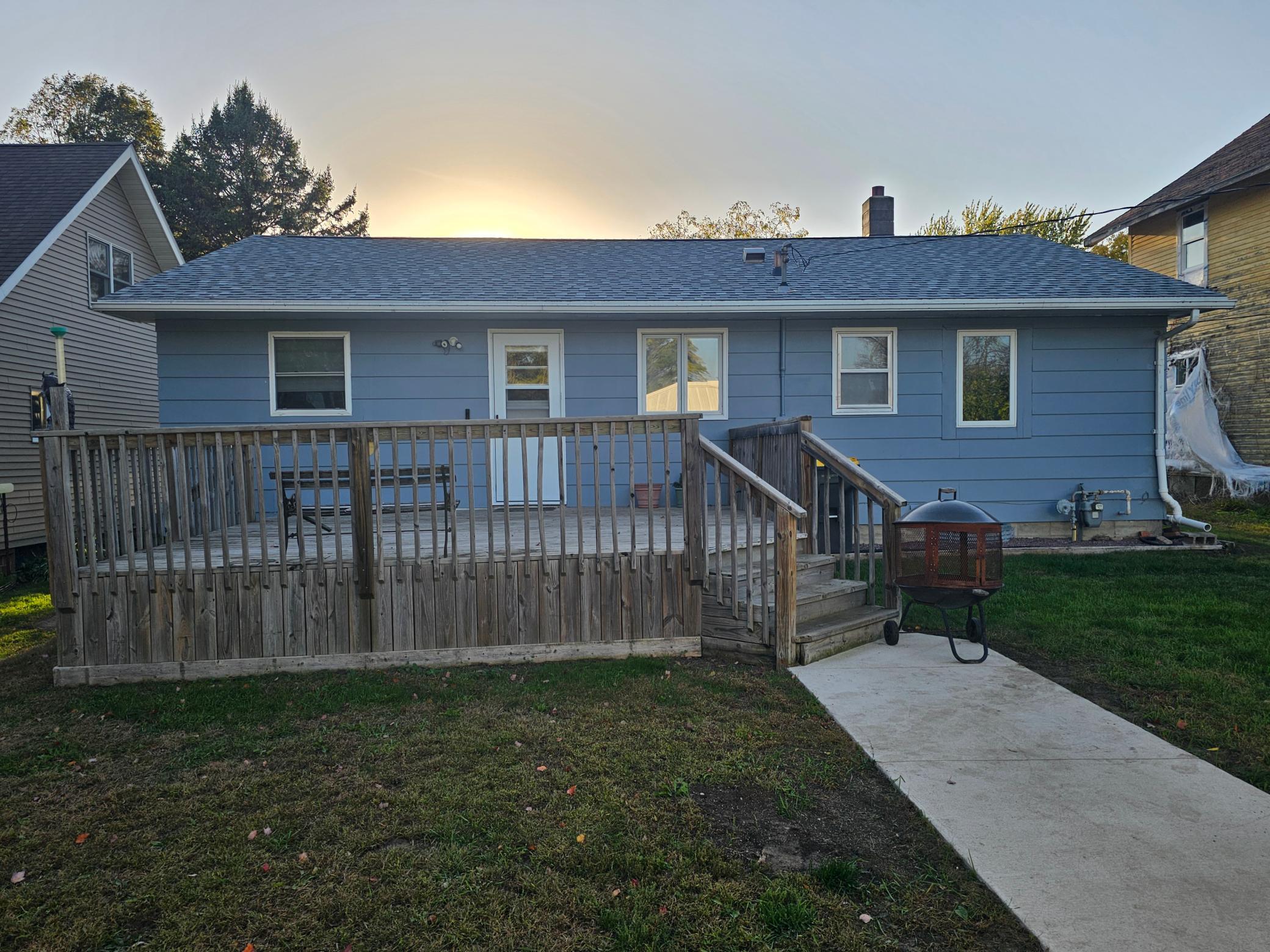 Rear View / Large Deck