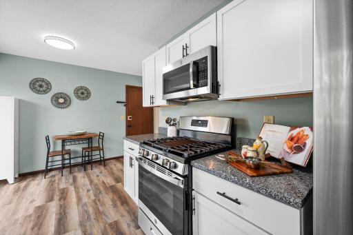 Gas range, granite counters & stainless steel appliances