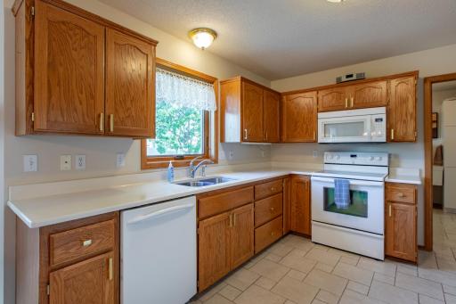 Silestone tops and loads of cabinet space