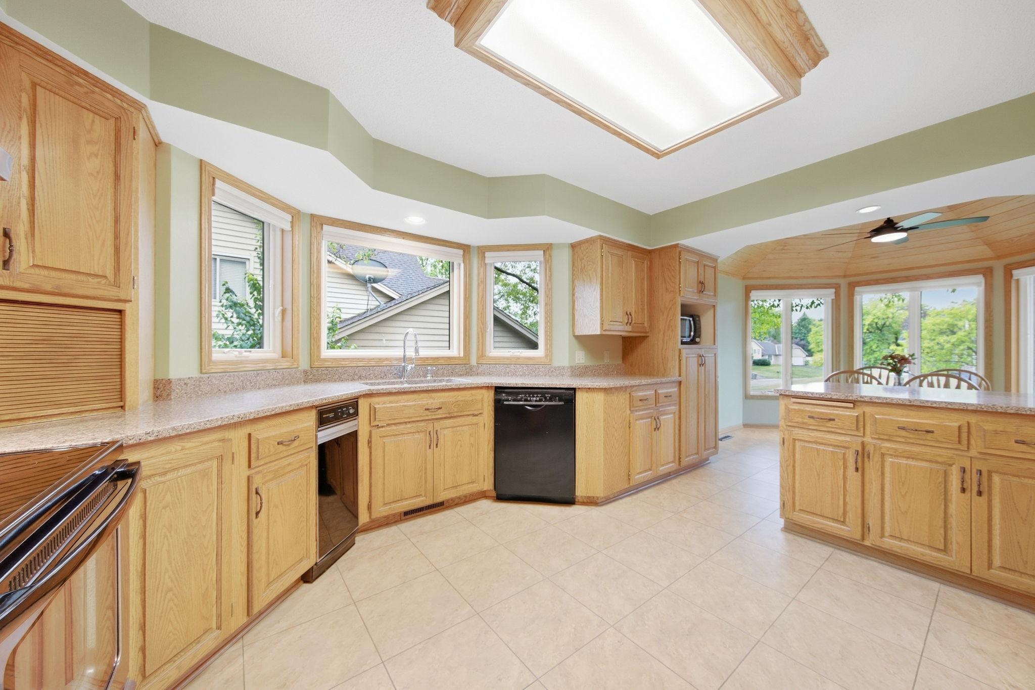 16-web-or-mls-4630_Valley_Forge_Ln_N_Minneapolis_MN_55442_019.jpg