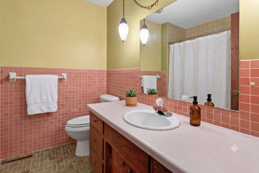 Upstairs Full Bathroom (virtually stage)