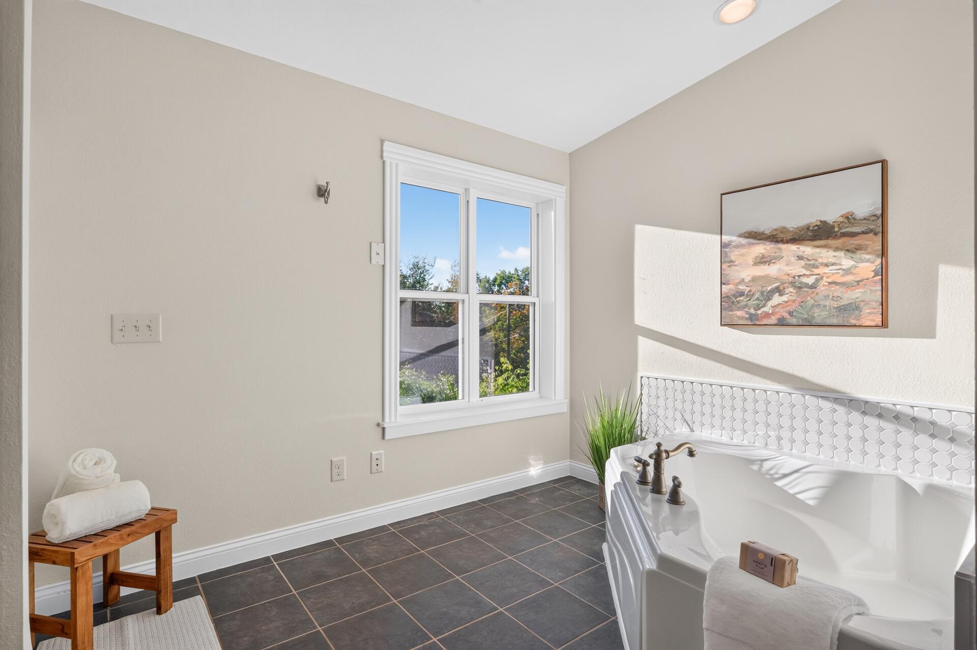 Primary Bath w/ Jacuzzi Tub