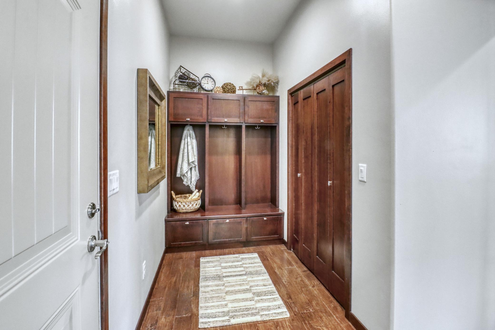 Mudroom1_1.JPG